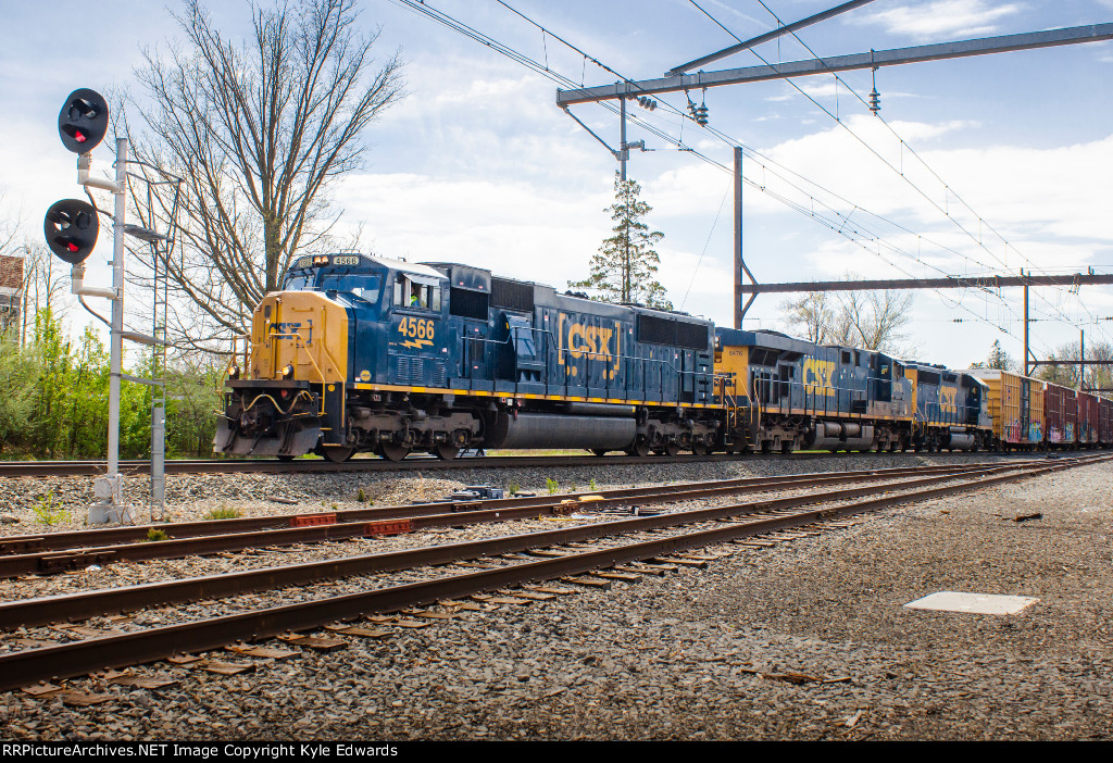 CSX SD70MAC #4566 on Q404